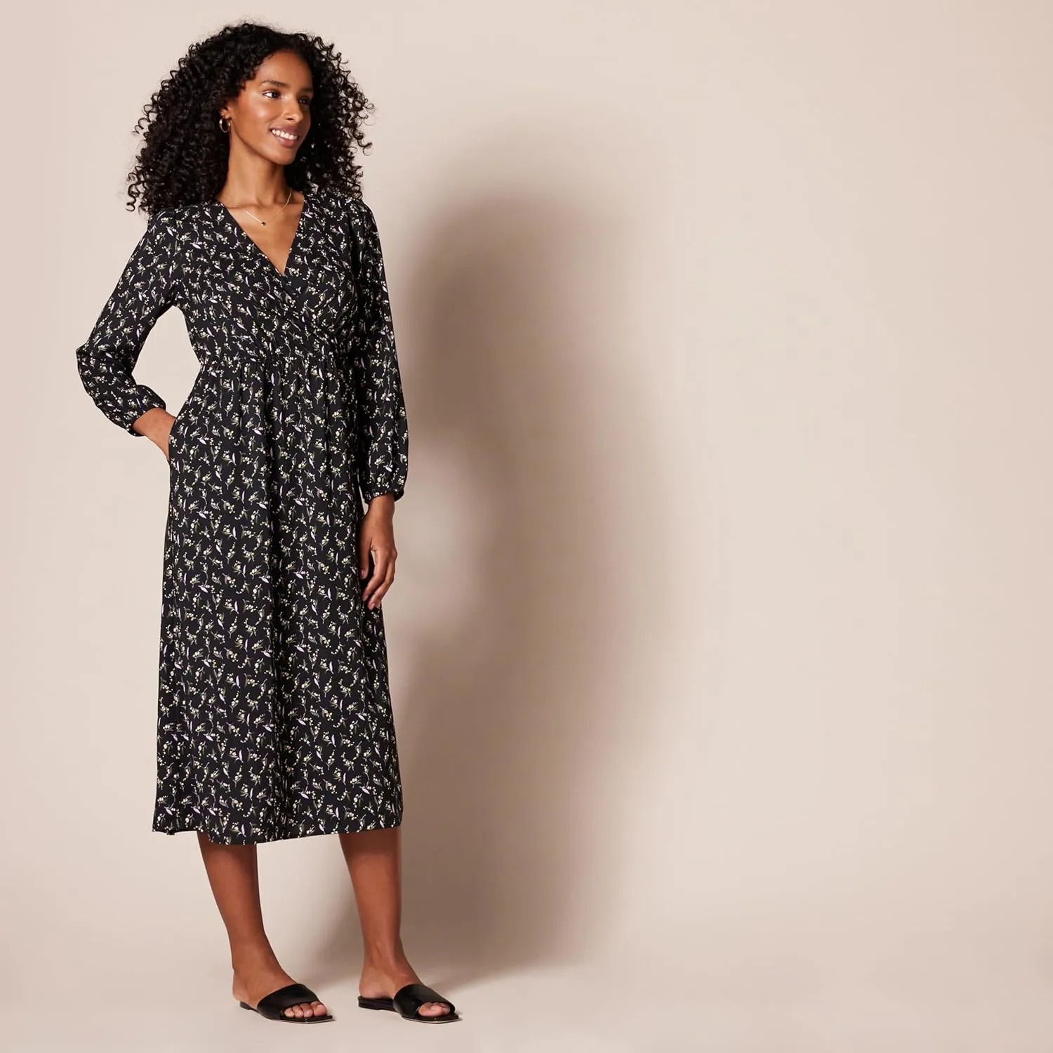 Amazon Essentials Women's Lightweight Georgette Long Sleeve V-Neck Midi Dress (Available in Plus Size)